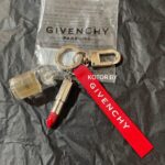 ميدالية GIVENCHY - Image 3