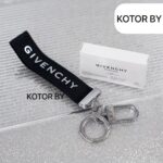 ⁦ميدالية GIVENCHY⁩ - الصورة ⁦2⁩